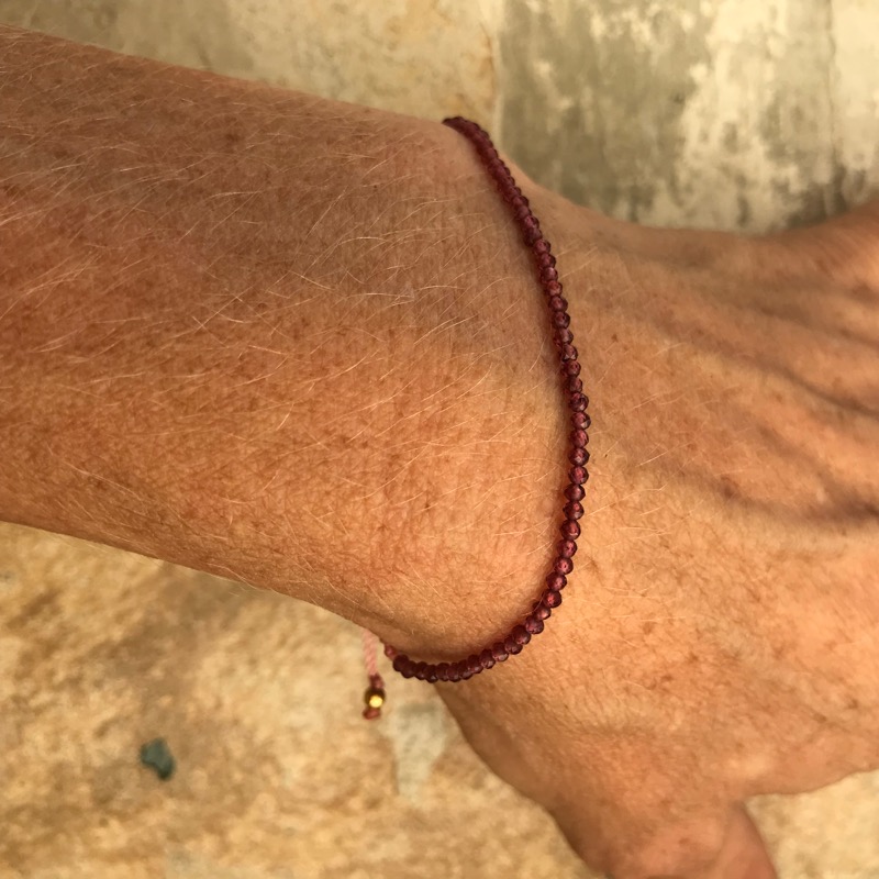 Elegant armbånd ægte sten - rød granat | SinaiaBee